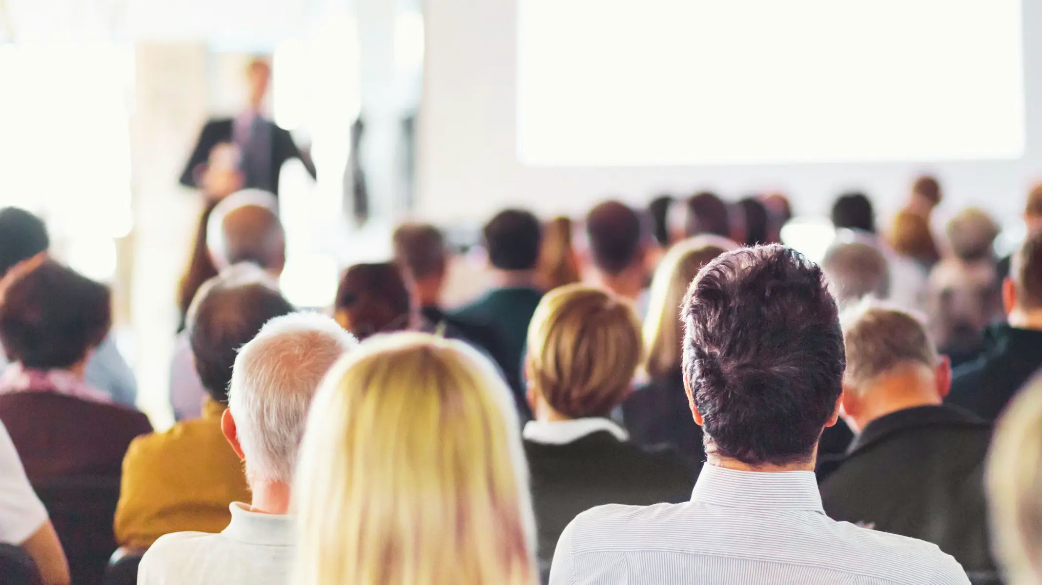 Personas acudiendo a ponencia